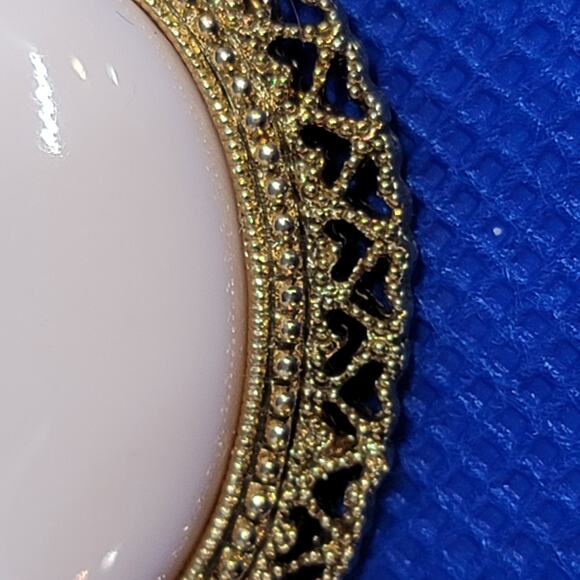 VNTG Pastel Pink Cabochon Pin With Shiny Gold Heart Filligree Trim Brand 1928 - Picture 6 of 8